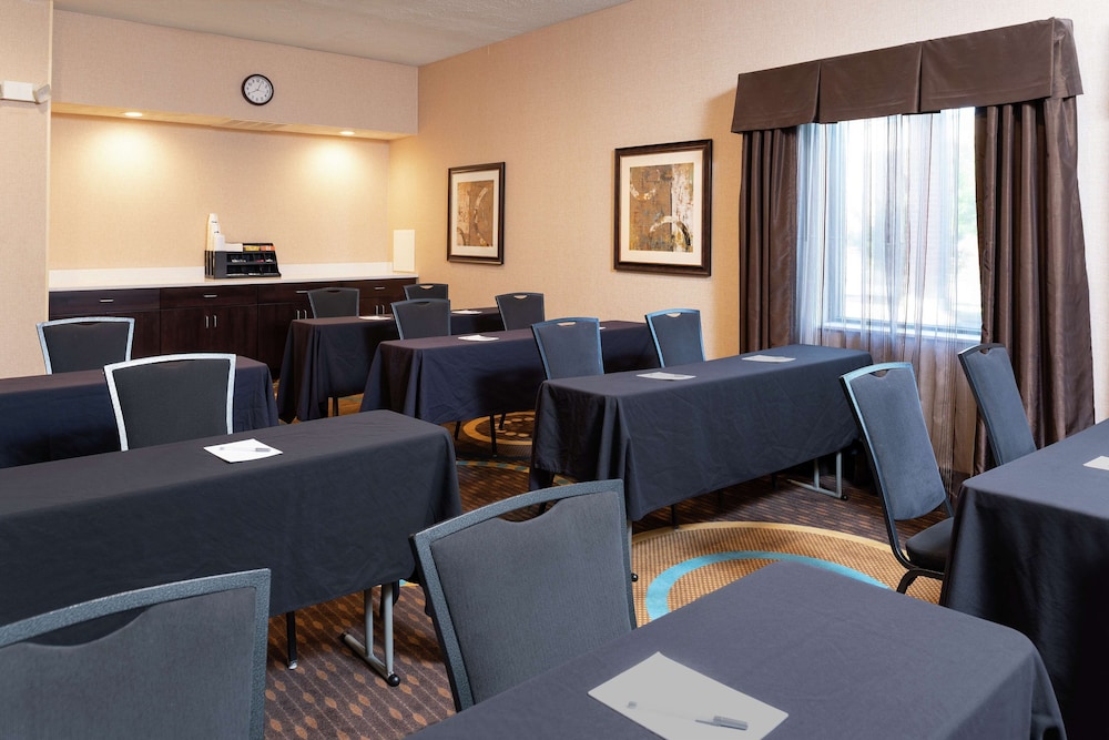 Hampton Inn & Suites Cleveland Airport Middleburg Heights - photo 56