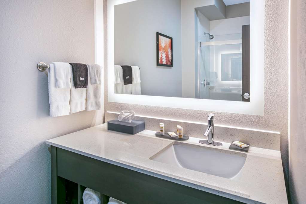 La Quinta Inn & Suites by Wyndham DFW West Glade Parks - photo 18