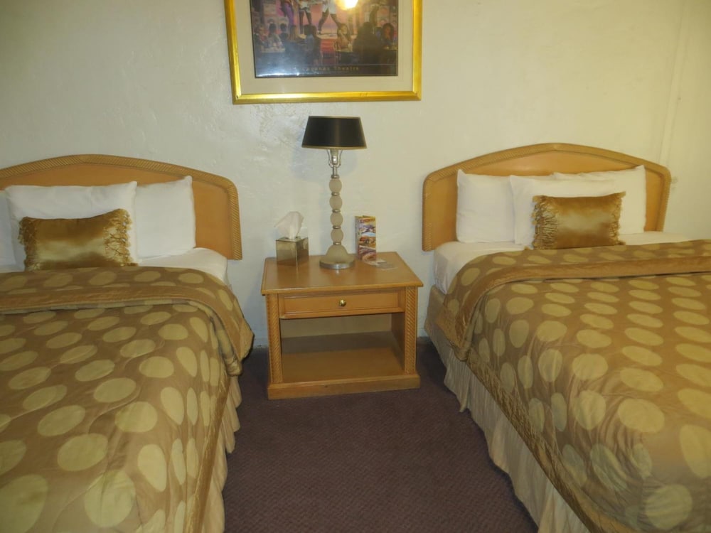 El Trovatore Motel - photo 19