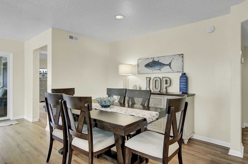 401 Yacht by Avantstay Marina View Pool Porch - photo 7