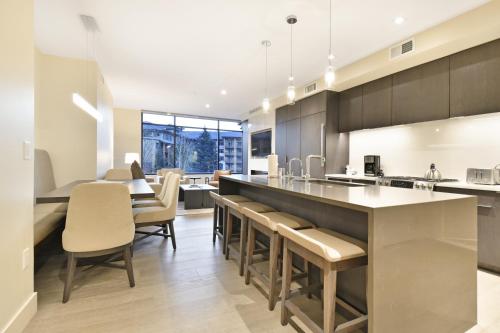 Ski In Out Modern 2BR Residence in Canyons Village — 4-Star Luxury Hotel in Bridgeport, United States