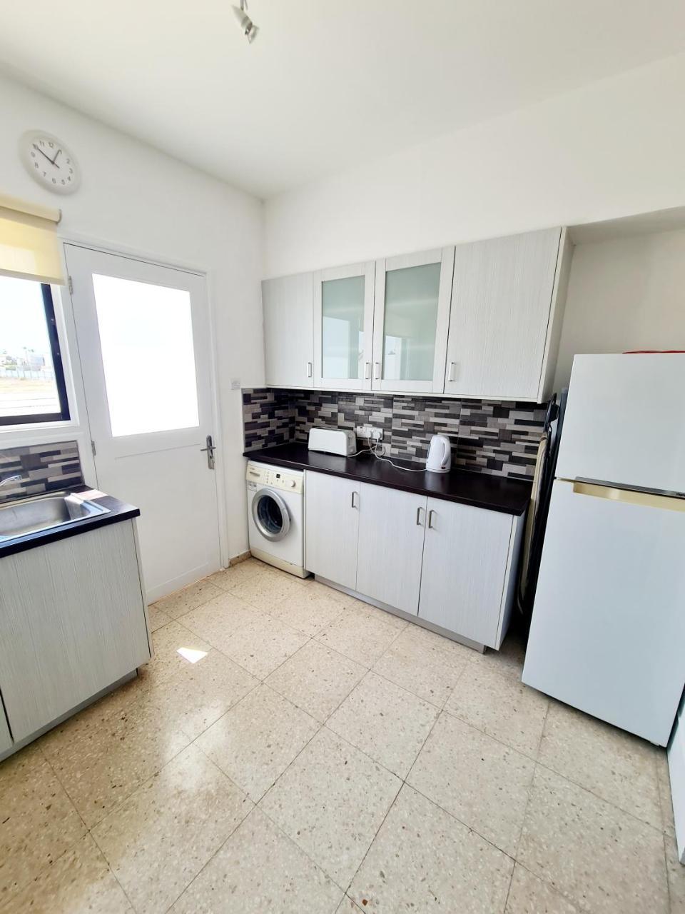 2 bedroom townhouse close to Paphos harbour use of onsite facilities