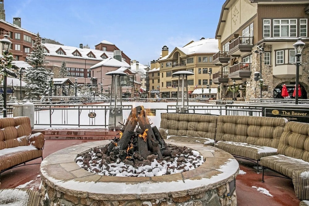 Ski In Ski Out 2 Bedroom Vacation Condo With Resort Amenities That Include Exercise Center Indoor Pool And Hot Tubs in Beavercreek, United States