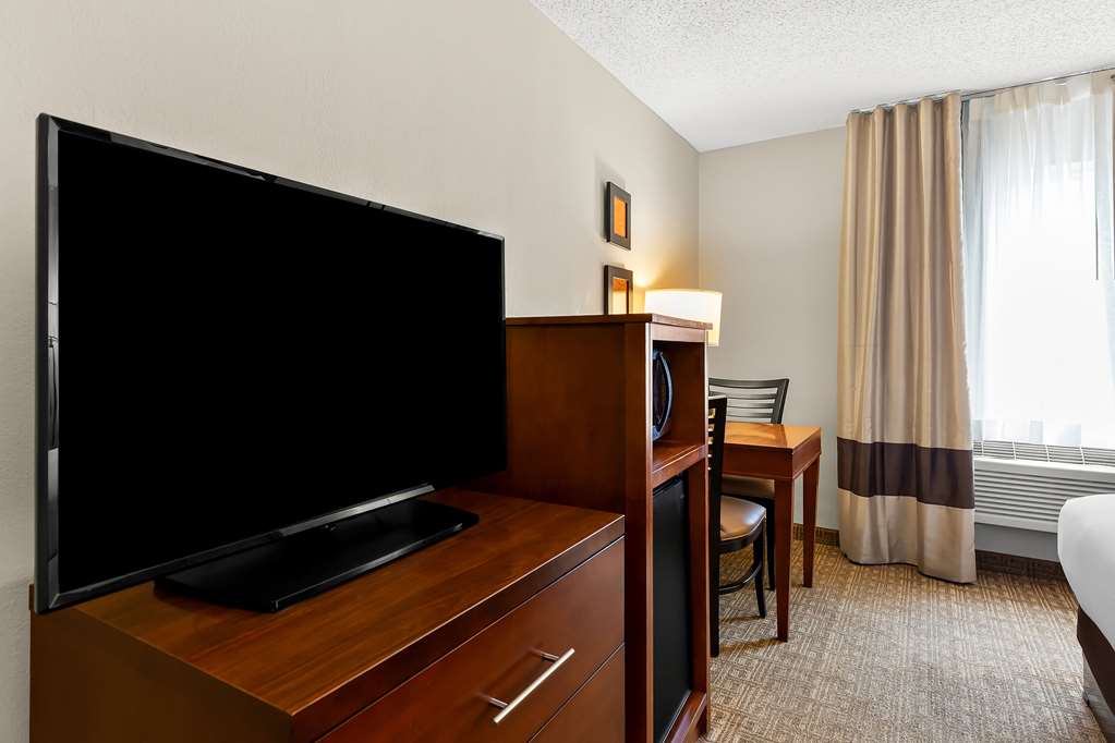 Comfort Inn St. Louis Westport Event Center - photo 11