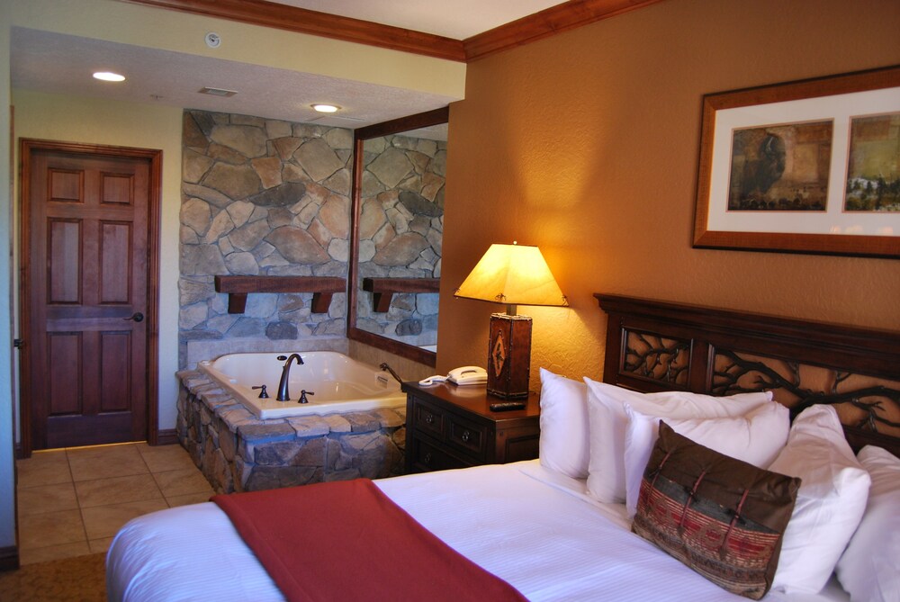 White Pines 2 BD at Westgate Liberty — 4-Star Luxury Hotel in Bridgeport, United States