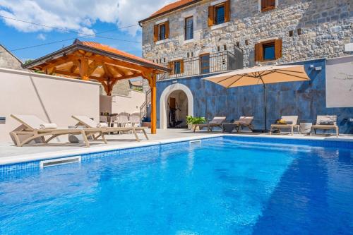 Charming Villa Perina with private heated pool — 4-Star Luxury Hotel in Omis, Croatia