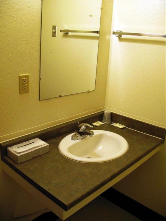 Golden West Motel - photo 8