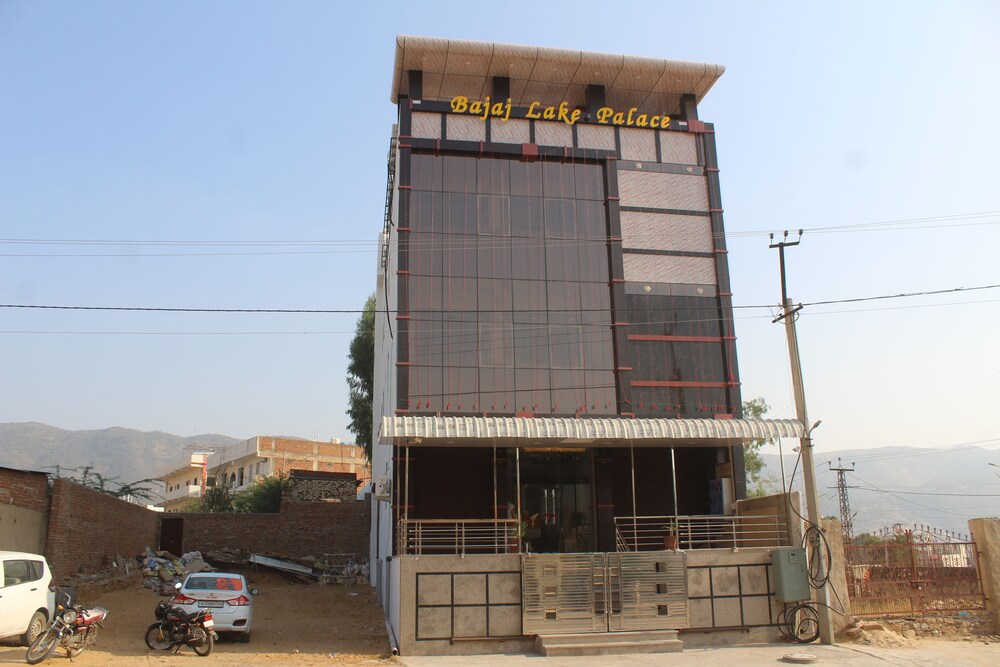 Hotel Bajaj Lake Palace in Pushkar, India