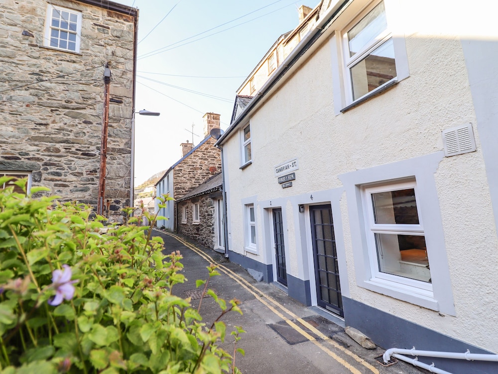 Deu Ddrws in Barmouth, United Kingdom