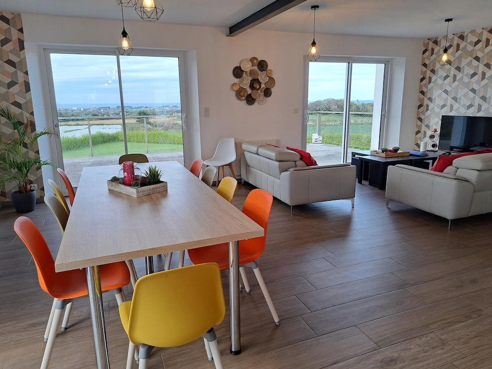 Holiday Home 10 Pers. Panoramic sea View Cleder — 4-Star Luxury Hotel in Cleder, France