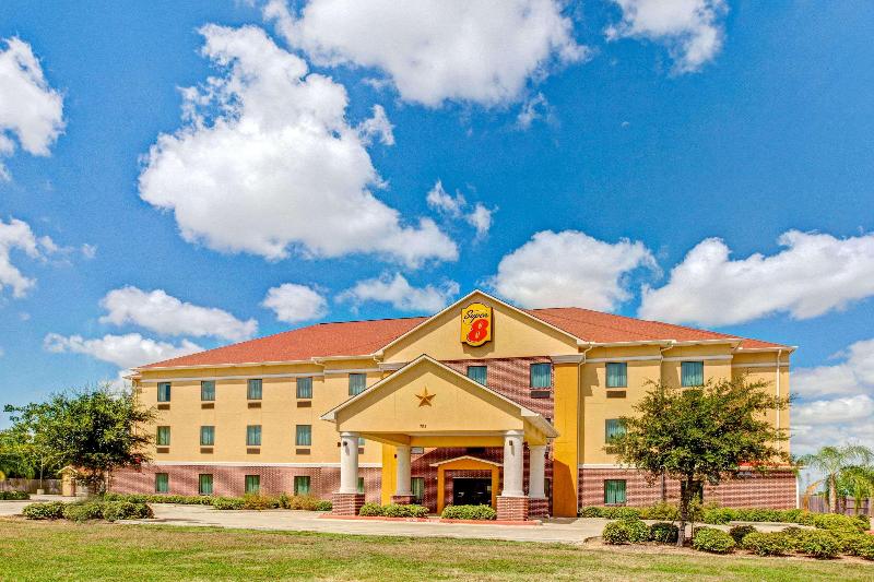 Super 8 by Wyndham LaPorte - carbon neutral hotel in La Porte