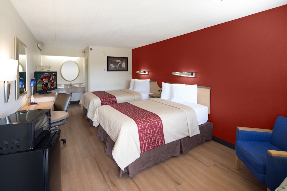 Red Roof Inn Cincinnati Northeast Blue Ash - photo 9