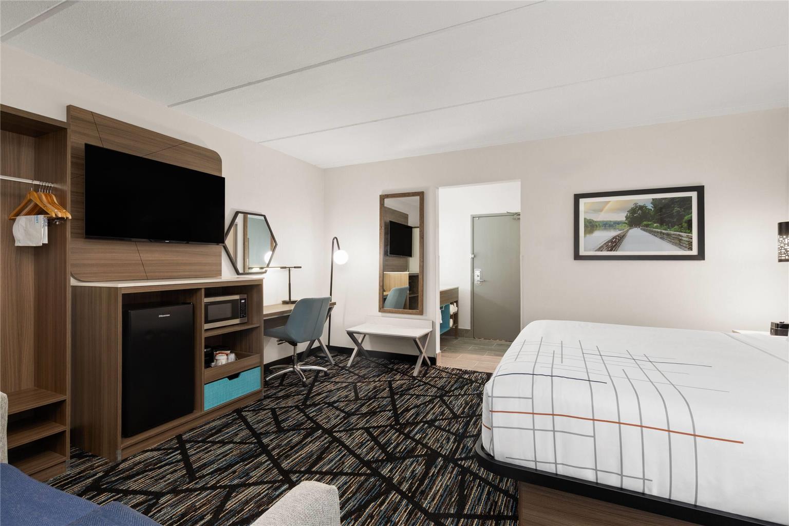 La Quinta Inn & Suites by Wyndham Atlanta Roswell - photo 23