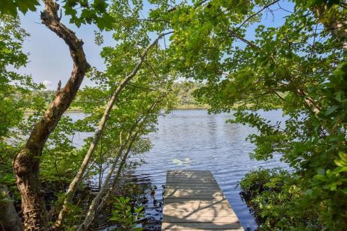 Pond Front Home with Private Dock — 4-Star Luxury Hotel in Brewster, United States