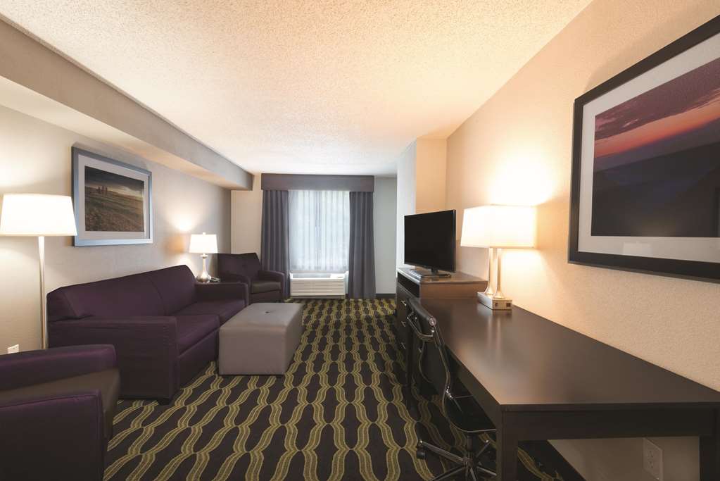La Quinta Inn & Suites by Wyndham Lynchburg at Liberty Univ. - photo 31
