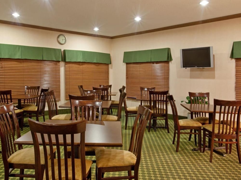 Baymont by Wyndham Merrillville - photo 38