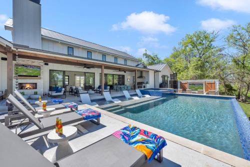Lakeview Landing and Concierge Services — 4-Star Luxury Hotel in Cottonwood Shores, United States