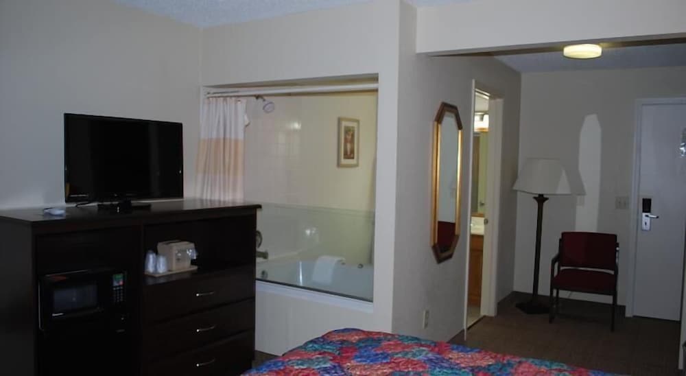 Clinton Inn & Suites - photo 4
