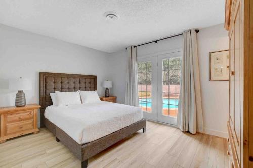 Resort Style 4 bedroom House with Pool Minutes from Strip