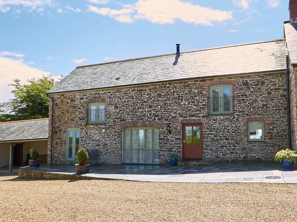 West Pennicknold Barn - carbon neutral hotel in Unknown City