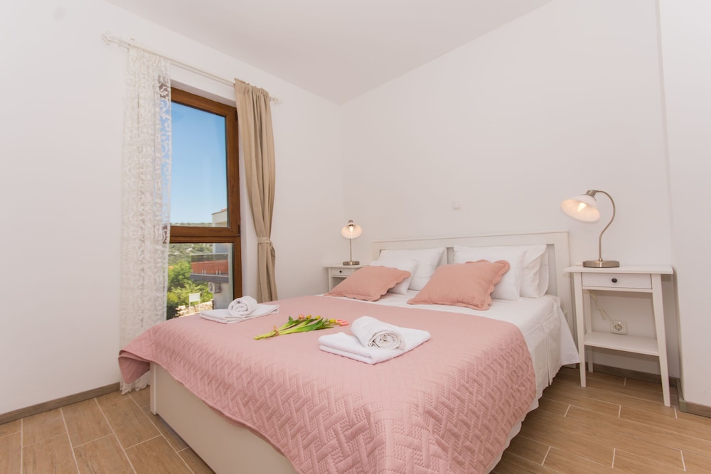 Villa LA Two Bedroom Apartment with Terrace — 4-Star Luxury Hotel in Veliki Drvenik, Croatia