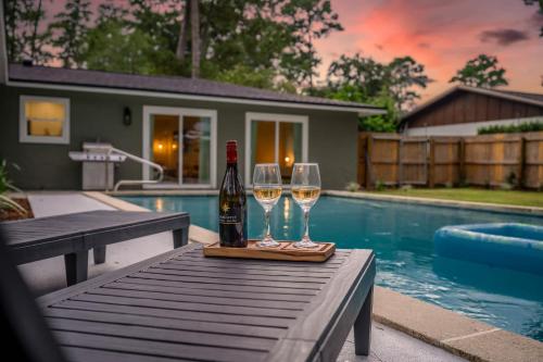 The Monterey Private Pool Grill 4 King Beds — Gainesville