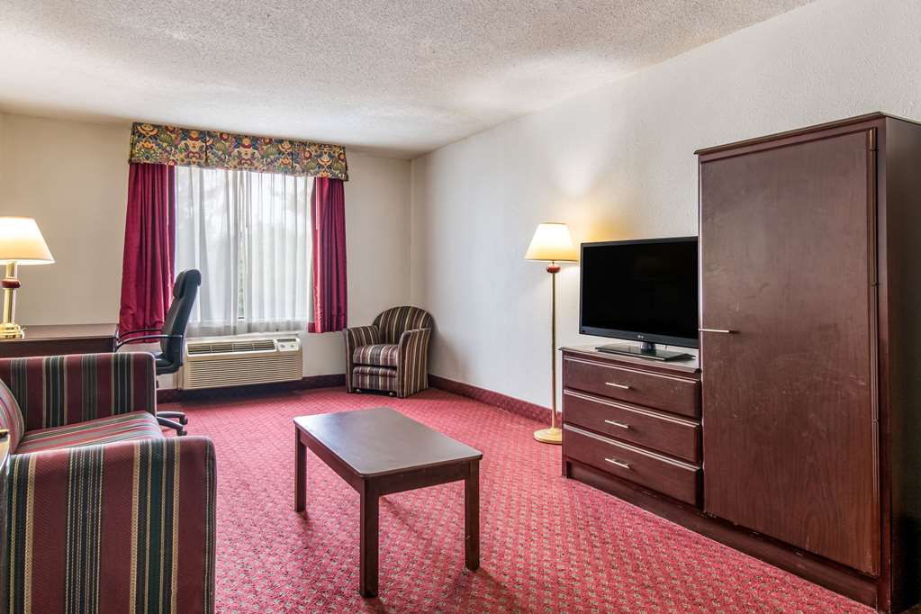 Econo Lodge Inn & Suites Chambersburg Central - photo 18
