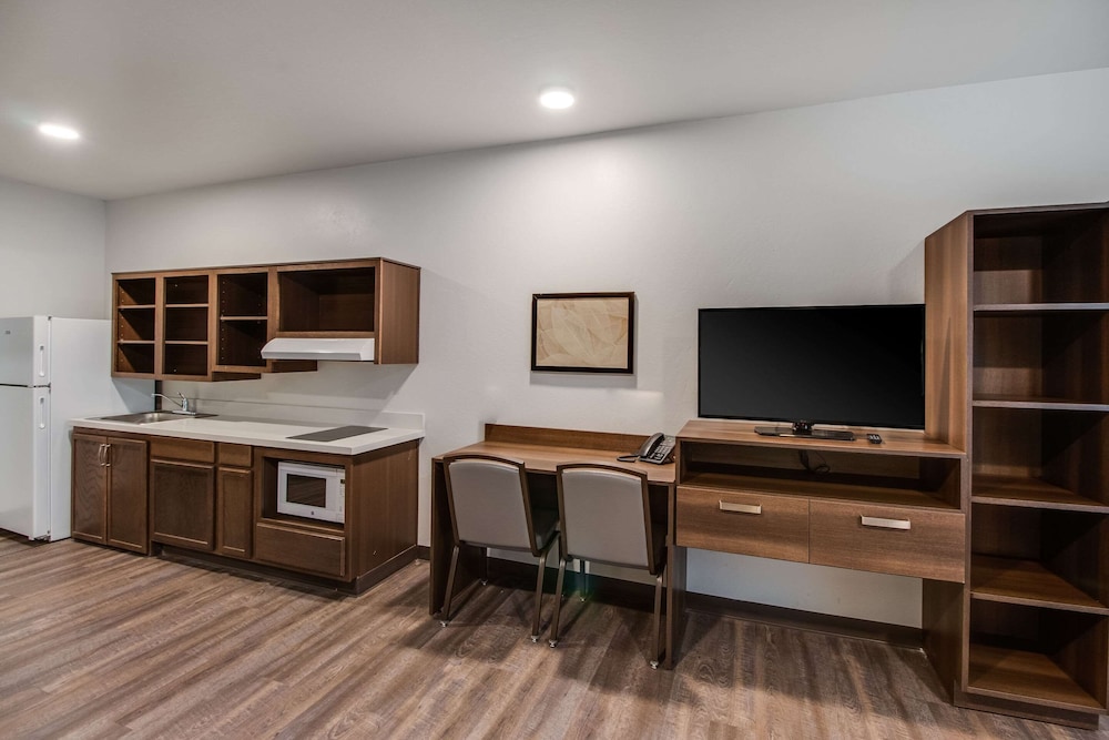 WoodSpring Suites Bakersfield Airport - photo 16
