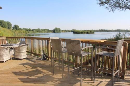 Coot Cottage Holiday House with Fantastic Lake Views — 4-Star Luxury Hotel in Cirencester, United Kingdom