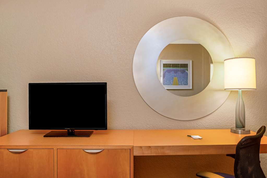 La Quinta Inn & Suites by Wyndham Coral Springs South - photo 20