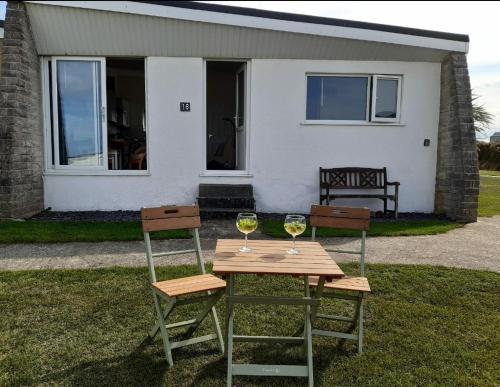 Chalet 18 Widemouth Bay Holiday Village — 4-Star Luxury Hotel in Bude, United Kingdom