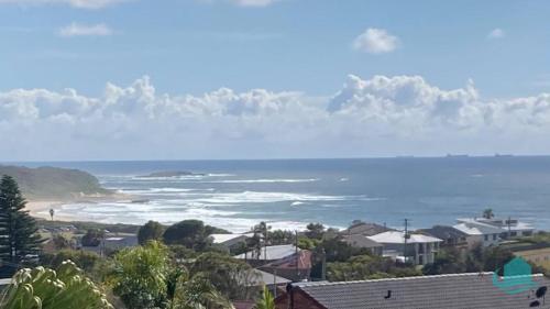 Caves Cottage gorgeous 180 degree ocean views — 4-Star Luxury Hotel in Caves Beach, Australia