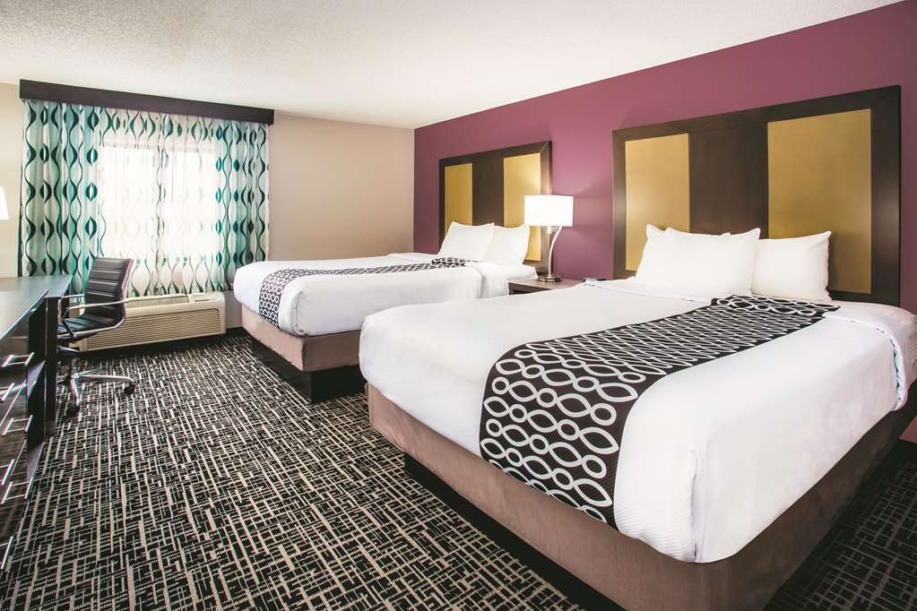 La Quinta Inn & Suites by Wyndham Cincinnati NE Mason - photo 12