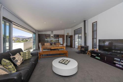 Wanaka Bach with Mountain Views in Wanaka, New Zealand