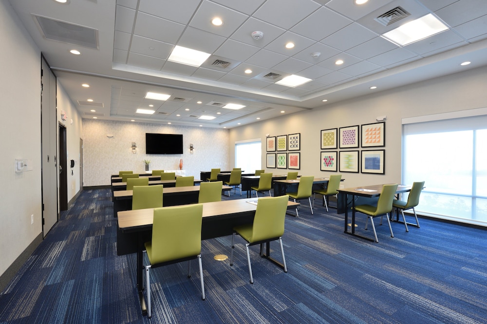 Holiday Inn Express & Suites Spring Woodlands Area by IHG - photo 37