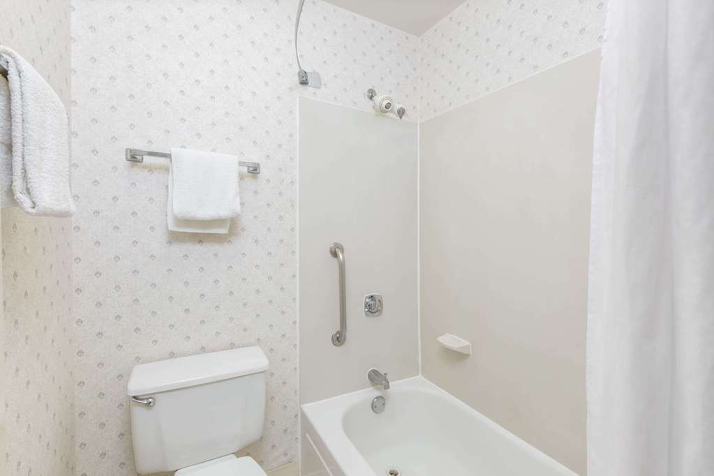 Days Inn by Wyndham West Des Moines Clive - photo 6