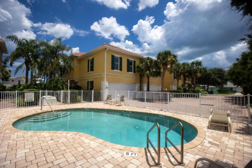 Luxury Cearra Del Ray Townhome Seconds to Beach 2 Car Garage in New Smyrna Beach, United States