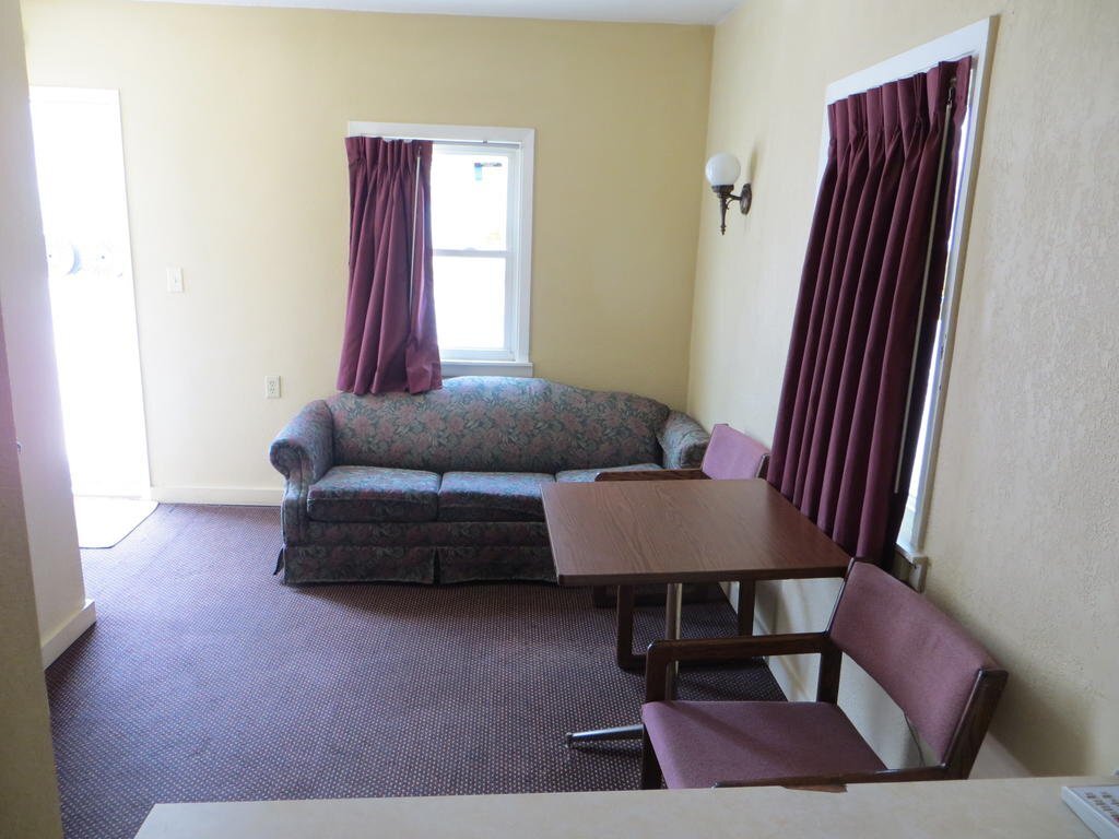 Economy Inn Fort Dodge - photo 20
