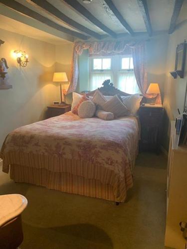 The Mole and Chicken — 4-Star Luxury Hotel in Long Crendon, United Kingdom