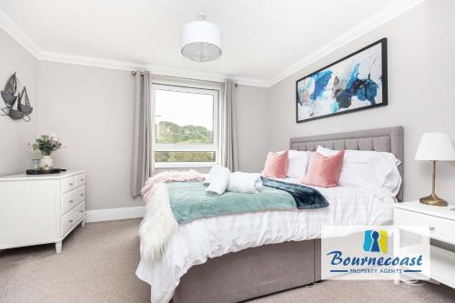 SEASCAPES by BOURNECOAST A Modern Apartment with a Balcony and Parking Just a Short Stroll from the Beaches FM6326 — 4-Star Luxury Hotel in Bournemouth, United Kingdom