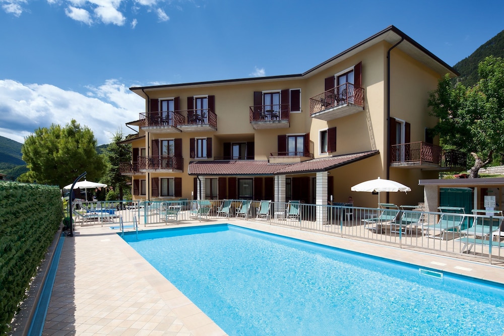 Astra — hotel in Gardola