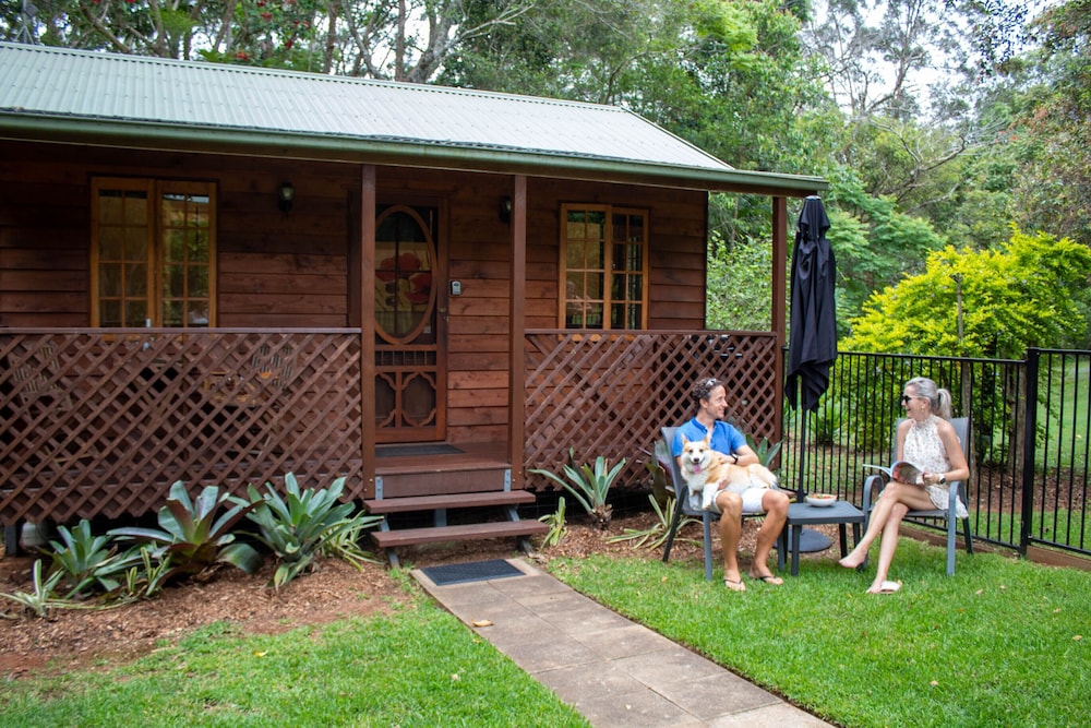 Sunshine Valley Cottages — 4-Star Luxury Hotel in West Woombye, Australia