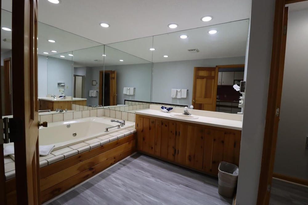 Travelodge by Wyndham Lincoln Near White Mountain - photo 13