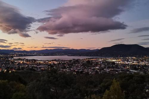 4BR Retreat with Stunning Derwent River Panorama - carbon neutral hotel in Lenah Valley