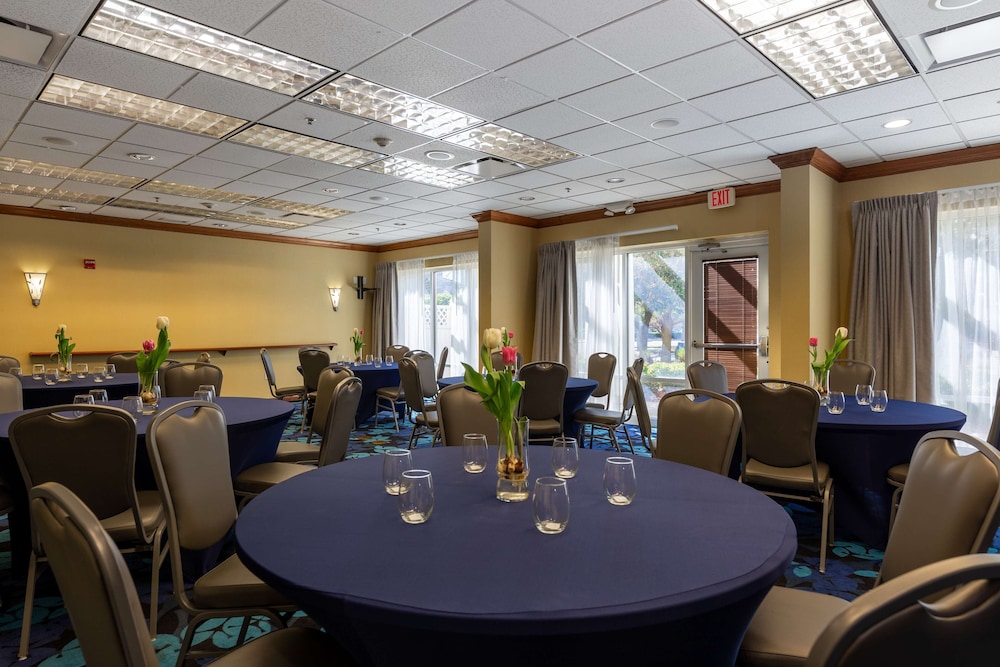 Hampton Inn & Suites Jacksonville Deerwood Park - photo 70