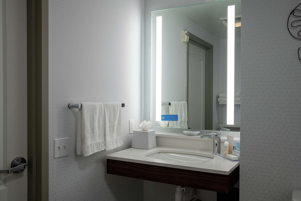 Hampton Inn & Suites Los Angeles Sherman Oaks - photo 37