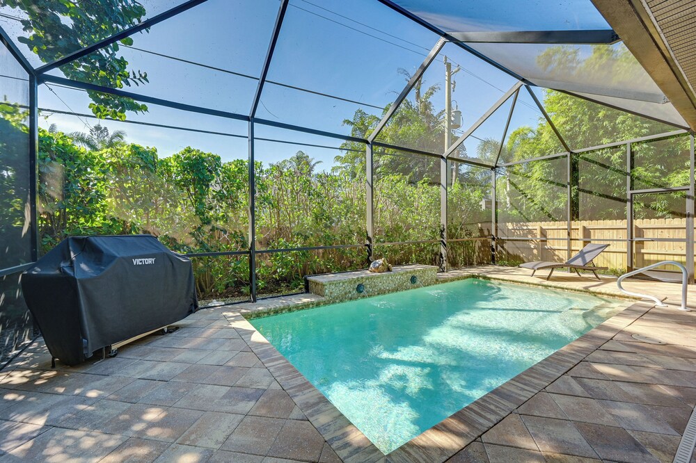 Chic Naples Retreat with Private Heated Pool and Lanai — 4-Star Luxury Hotel in Naples, United States