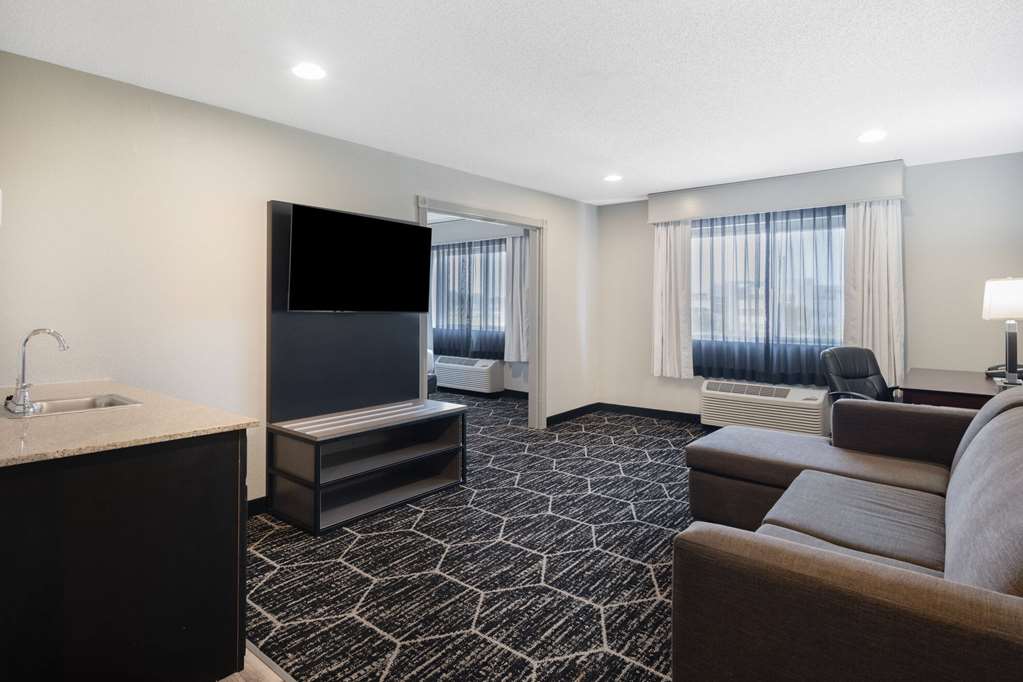 La Quinta Inn & Suites by Wyndham Evansville - photo 27