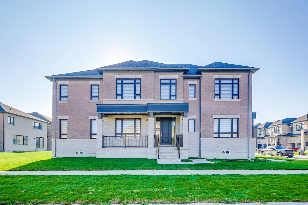 Aaira Suites Luxury Villa — 4-Star Luxury Hotel in Brampton, Canada