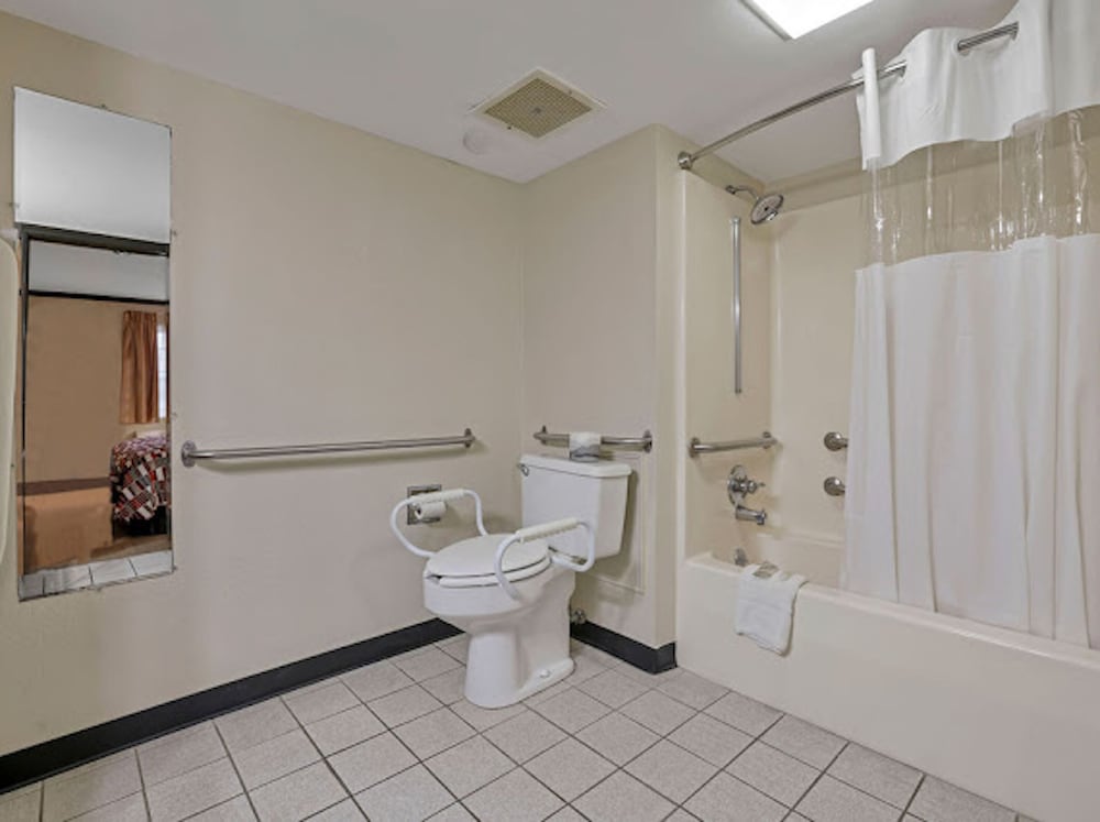 Red Roof Inn Uhrichsville - photo 23